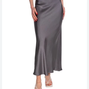 NEO NOIR KJOL VICKY HEAVY SATEEN DARK GREY - Säljer min kjol från neo noir strl 34.
