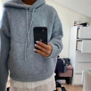 Stickad hoodie zara - Jätte fin stickad hoodie från zara!