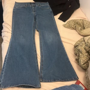 LCW Jeans  - Hi there jeans are new . Is is about shorts for me that Why l am selling these. If you are 158 or 155 Will be perfekt on you . 
