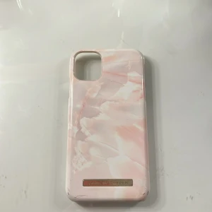 iPhone 11 Skal - Detta är en iPhone 11 ideal of Sweden skal, jag har fått en ny telefon och har ingen andvönding av skalet. När den köptes kostade den runt 110kr. Det är några skrapor längst ner på den, fast inga stora skador som sprickor eller m.m🫶