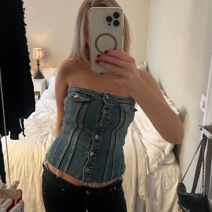 Jeanstopp från zara  - Korsett liknande Jeanstopp från zara. Storlek S men är stretchig i materialet, sitter bra runt bysten. Super fin topp, cool att bryta av med ex svarta jeans. Festlig men går även att klä ner. Köpt förra sommaren men endast använd 1-3 gånger tyvärr💞💞💞