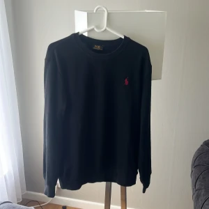 Ralph lauren  - Har använt den 3 gånger. Annars är den ny. de är xl men de passar också personer som har L 