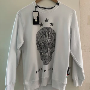 Philipp plein vit sweatshirt - Storlek XL. Aldrig använd prislappen är på, nypris är 5500kr