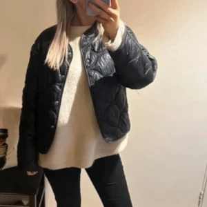 Mango jacka - Säljer mango jacka i storlek s, jackan är i mycket fint skick🖤