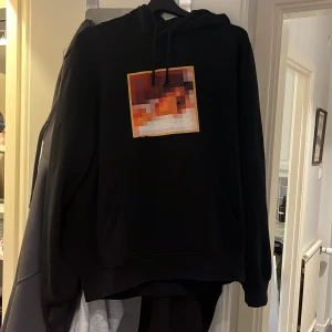 Hov1  - Använda några få tal gånger. Trycket på hoodien är helt men med små skavanker  