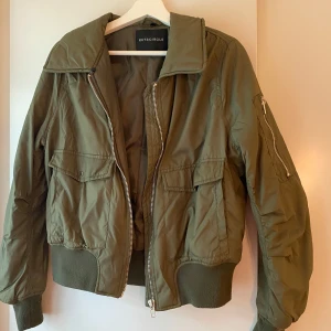 Höstens jacka!! - Megacool dunjacka i bomber modell, perfekt till hösten eller när det blir ännu kallare, varm och snygg!