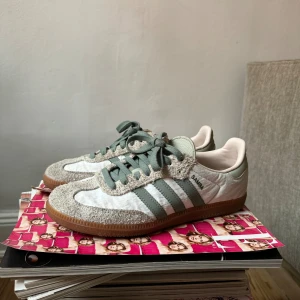 Adidas sambas - Säljer mina Adidas sambas som är i nästintill nyskick pga att de inte kommer till användning. 