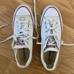 Converse - Säljer mina låga vita converse då de ej kommer till användning längre. Använda men i helt okej kvalitet. Storleken på lappen syns ej men man kan se att skon är 23.5cm, vilket är storlek 37 (se bild 4). Köpta för 750kr, säljer för 170kr.