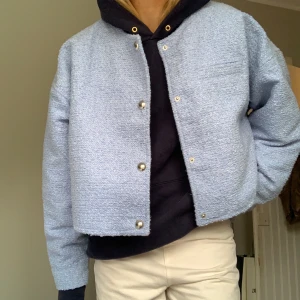 Helt ny tweed jacka Hm - Säljer denna helt nya jacka från hm i tweed material! Strl xxl så sitter najs oversize på mig