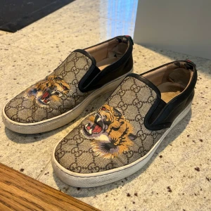 Gucci loafers 43 KAP! - Storlek 43.  Skorna är mycket använda, börjat spricka lite inne i skon, därav priset.  Fortfarande fina på utsidan.  Nypris cirka 8000kr.