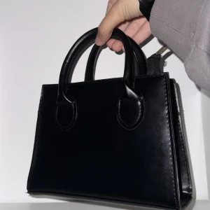 Väska - Fin väska, använd 1 gång utan tecken på användning. Banden kan justeras Mått 20x13 cm Passar perfekt till ALLT