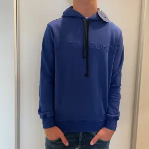 Tja! Vi säljer nu en SPRILLANS NY Jacob Cohen hoodie för ett vansinnigt pris | Strl: S Skick: HELT NY Retail: ca 4000kr | För ytterligare frågor är det bara att skriva💯