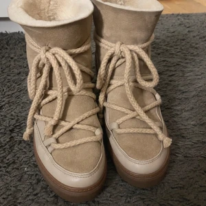 Inuikiis  - Jättefina inuikiis i storlek 39. Dem har en högre sula/klack. Dem ser ut som nya men är tidigare köpta på Vinted💕💕