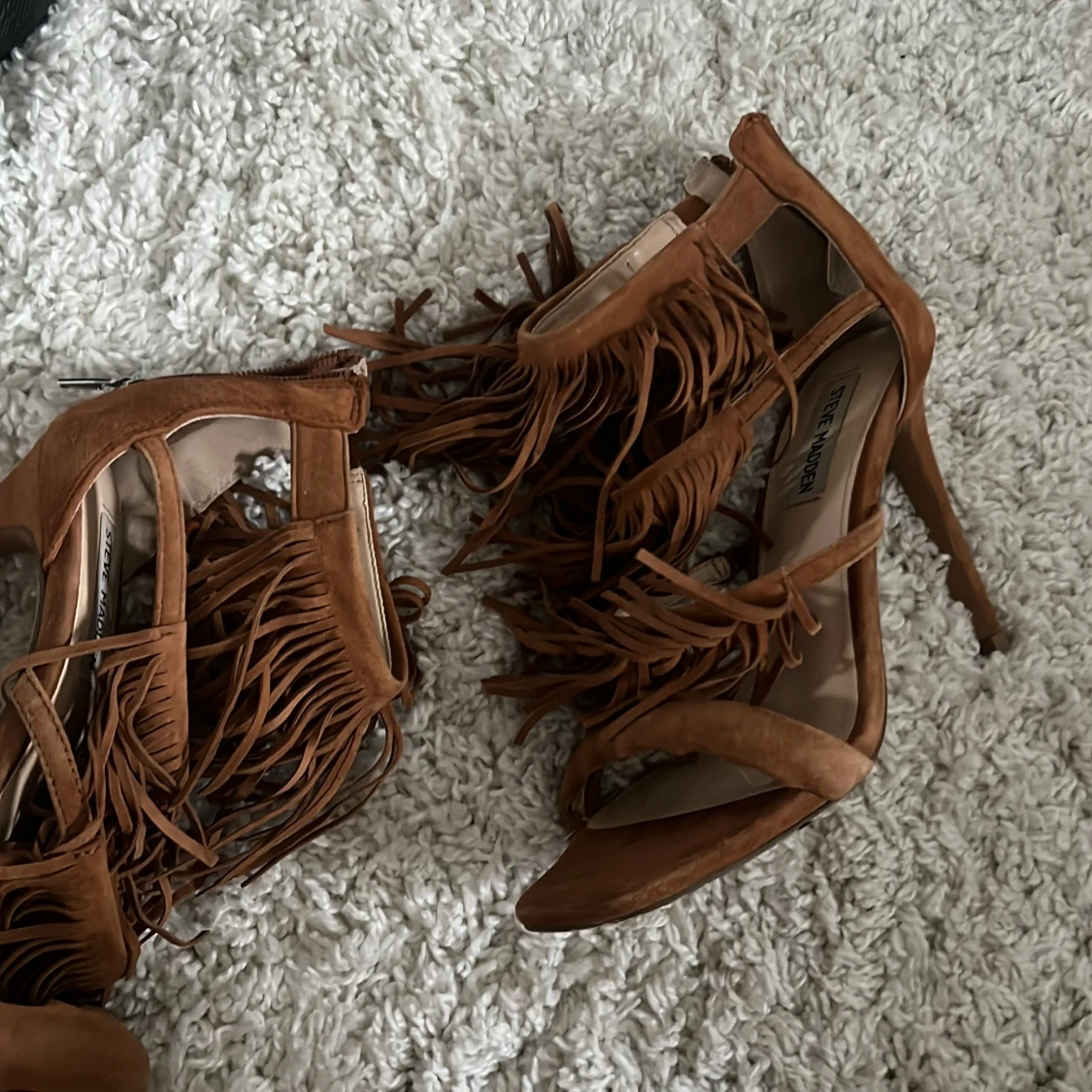 Steve Madden klackar med fransarđ„