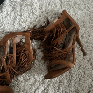 Steve Madden klackar med fransar🔥 - Orginalpris 1500kr. De har lossnat lite vid tårna, men går absolut att limma dit, skickar fler bilder vid intresse 😇PRIS KAN DISKUTERAS💞