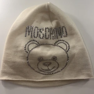 Moschino mössa - Säljer en moschino i onesize, äkta och knappt använd. Passar bra till höst och vinter! Nypris 1500.