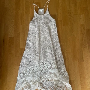 Virkad klänning - Beige virkad klänning, från H&M - Storlek 40 M/L - Köparen står för frakten - Inga returer - Betalning via köp direkt 