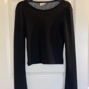 Svart genomskinlig topp - Svart genomskinlig topp/tröja, storlek S, lite utsväng i armarna, jätte fin till nyår tillexempel, använd 2 gånger, skriv vid frågor/bilder💕