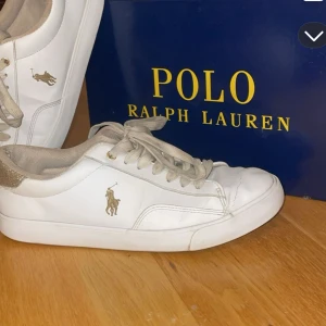 Polo Ralph Laurent skor  - De är lite slitna men går att fräscha upp, kan köpa nya vita skosnören tex 