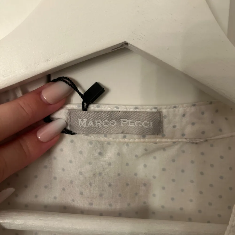 Säljer denna fina blusen från, marco pecci! Köpt på sellpy och aldrig andvänd! Skulle säga st xs ❤️. Puserot.