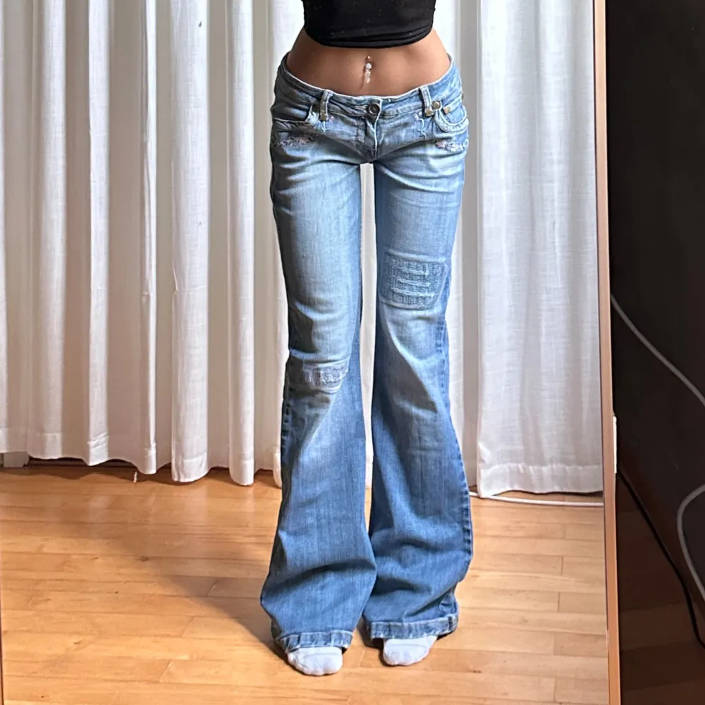 Vintage från Karma, obs ena bakknappen är av💓midja 40 innerben 84 jae 165 (obs. förstora så fixade för att passa på bild). Jeans & Byxor.