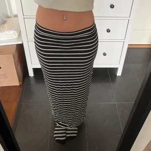 Randig lång kjol - Säljer denna fina randiga kjol ifrån Cubus! Storlek XS och går nästan ner till fötterna på mig som är 164cm lång