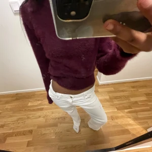 Vita jeans  - Jag säljer ett par vita bootcut jeans från Gina för 250 kr. De är helt oanvända. Kan mötas i stan/Stockholm eller frakta. ❤️❤️