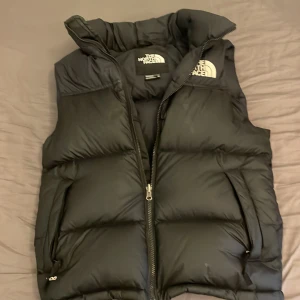 Northface väst - Tja säljer nu denna northface väst som är perfekt nu för hösten den är i perfekt skick 9/10 och bara använd några fåtal gånger. Säljer den för behöver pengar så därför det billiga priset. Nypris 2000