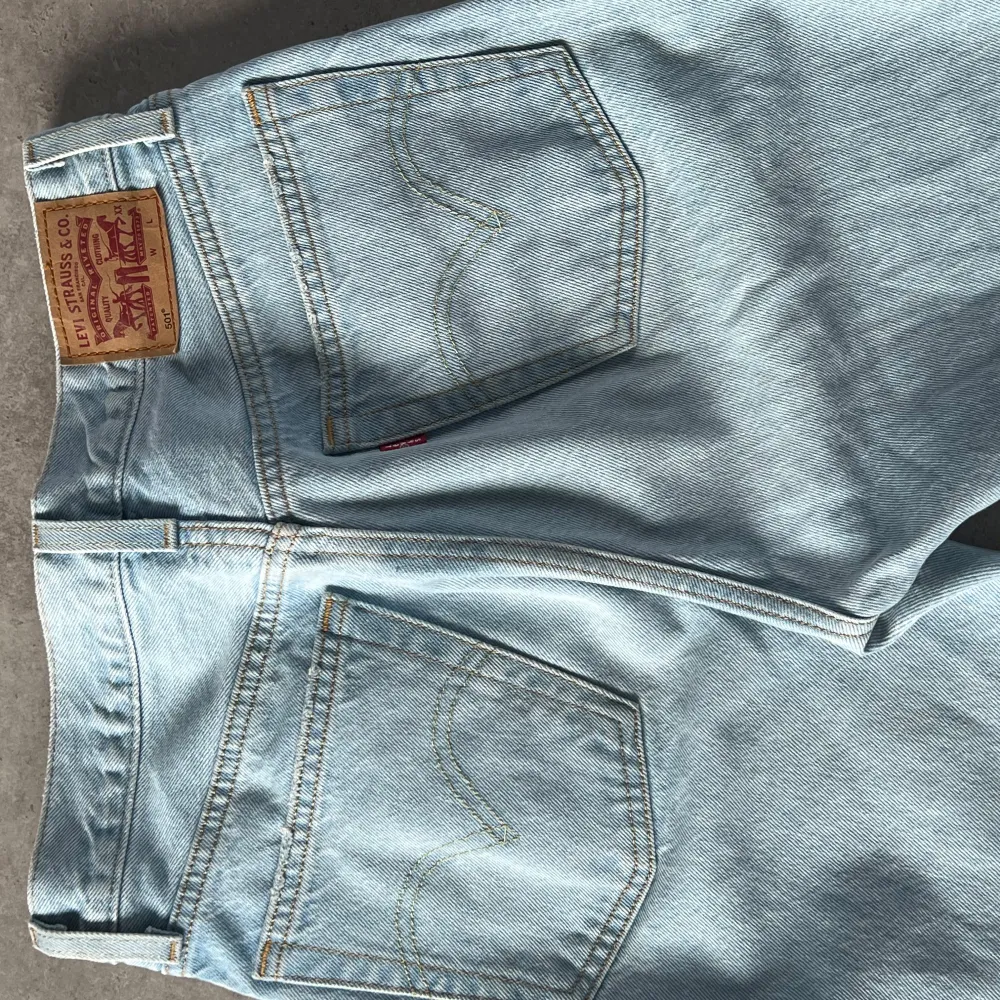 Säljer ett par ljusa Levis jeans i modellen 511. Stl W26 L30. De är i en klassisk straight fit mid waist och har en snygg ljusblå färg. De är i nyskick ändats provade men passa tyvärr inte. Har även den ikoniska Levis-lappen på baksidan. . Jeans & Byxor.