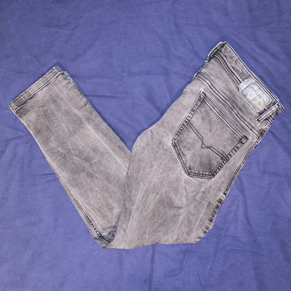 Tja, jag säljer mina mörkgrå Disel jeans som är perfekta nu till hösten och vintern. Dom är i storlek W30 L30 och har inga tydliga tecken på defekter. Jag säljer byxorna för att dom är för små för mig. Skriv till mig vid frågor! 💬 . Jeans & Byxor.