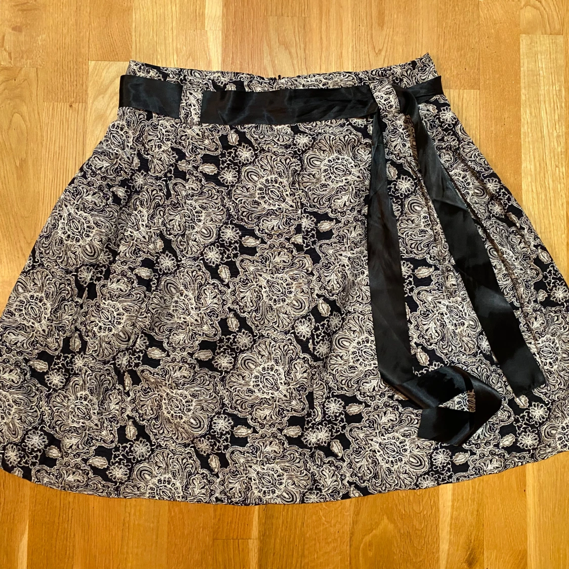 Svart och beige mönstrad kjol i silke i strl 38 från Part Two, modell Pavola