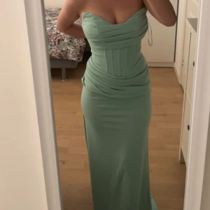 Balklänning  - Säljer denna jättefina bal kläning, använt bara en gång och kommer inte komma till någon mer användning, jätte skönt material och inga defekter alls, skicka gärna prisförslag 