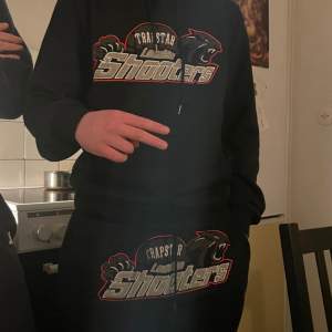 Jag säljer nu min trapstar shooters tracksuit. Den är i bra skick och inte så använd. Storlek S-M vilket betyder att den passar både s och m. Kontakta mig utan tvekan vid fundering.  Mvh 