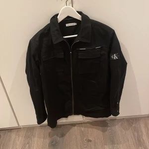 Calvin Klein jacka  - Fet jacka till hösten  Använd fåtal gånger  Ny pris:1599 Mitt pris:499 Passar dig som har S