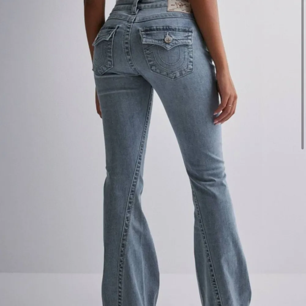 Säljer dess jätte snygga true religon jeans i storlek 26. Längden är parfekt på mig som är 165 men tyvvär är de för stora i midjan på mig. Billigare pris kan ordnas vid snabb affär (ordinarie pris 1300)❤️. Jeans & Byxor.