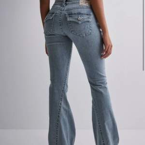 Säljer dess jätte snygga true religon jeans i storlek 26. Längden är parfekt på mig som är 165 men tyvvär är de för stora i midjan på mig. Billigare pris kan ordnas vid snabb affär (ordinarie pris 1300)❤️