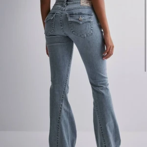 Trendiga jeans - Säljer dess jätte snygga true religon jeans i storlek 26. Längden är parfekt på mig som är 165 men tyvvär är de för stora i midjan på mig. Billigare pris kan ordnas vid snabb affär (ordinarie pris 1300)❤️