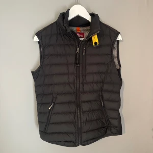 Parajumper väst  - Säljer denna väst då jag inte använder den storleken är L i undgdoms storlek som motsvarar S i herr, västen är i mycket bra skick då jag inte använt den så mycket, pris kan diskuteras vid snabb affär! QR kod i västen går även att skanna!