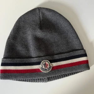 Moncler Mössa - Moncler mössa i bra skick. Använd fåtalet gånger. 