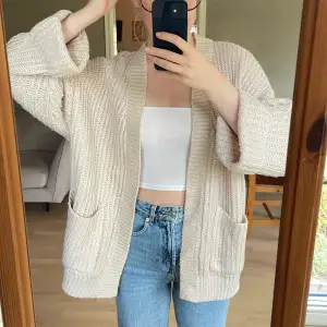 Beige stickad cardigan från GinaTricot! Superfin lite längre cardigan perfekt nu till hösten!! Uppvikta ärmar, fickor framtill. 