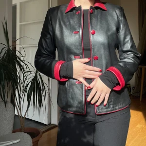 Skinnjacka  - Supersnygg skinnjacka med röda detaljer! ❤️ Fin fint skick och sitter bra! Skulle uppskatta 36a i storlek, köpt secondhand. 