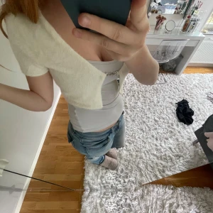 fin kort kofta! - Säljer på grund av att den inte används. Superfint skick och har en väldigt snövit färg. Materialet sticks inte eller sådant. Koftan går ner till revbenen ungefär på mig.