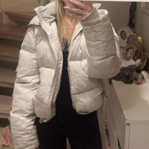 Jättefin tjock puffer jacket från vflame. Inbyggd balaklava både väst och jacka. Unisex. Om du vill ha en sällsynt varm jacka med många funktioner är det här precis rätt. Skriv för fler bilder och frågor. Köpt för 2800 som ny