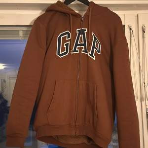 Säljer nu min gap jacka/zip up, som inte längre passar mig. Har inte använts mycket och är i bra skick. Den är i medium och har fodring som är perfekt nu till hösten!