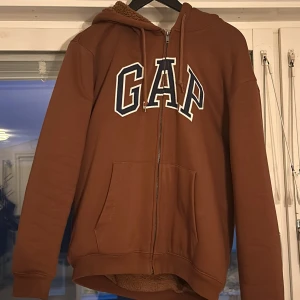 Gap Jacka / zip up - Säljer nu min gap jacka/zip up, som inte längre passar mig. Har inte använts mycket och är i bra skick. Den är i medium och har fodring som är perfekt nu till hösten!