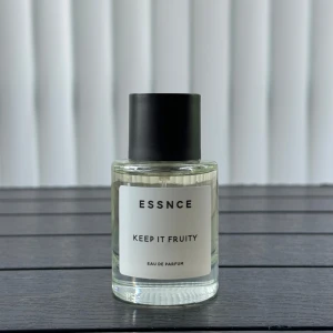ESSNCE KEEP IT FRUITY - Jag säljer min KEEP IT FRUITY 50ml från Essnce som är ett originalsläpp (Essnce Originals). Parfymen är endast testad så minus 1-3 sprut!   Inköpsdatum: 2024-05-25 