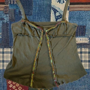 Linne - Otroligt fint militärgrönt stretchigt linne med fina detaljer och paljetter som skimrar i rött, blått och grönt🪩 