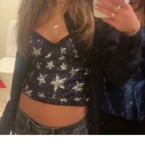 Glitter korsett intimissimi  - OBS!! Inte mina bilder på de tre första. Säljer denna superfina korsett då den tyvärr kommit till användning. Axelbanden går att ta av och sätta på. B kupa ungefär, står inte på me utifrån egna antaganden 🥰 Endast prövad, prislappen sitter kvar 🎀🩷