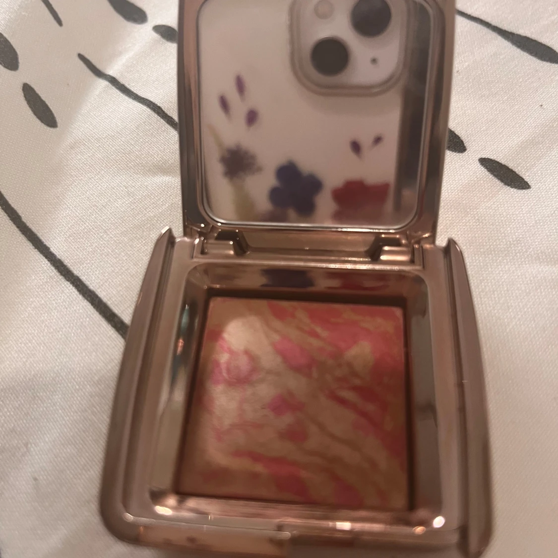 Hourglass ambient Lightning 