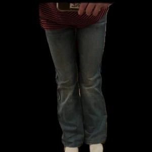 Mid rise bootcut jeans - Ett par blåa bootcut jeans. Lite slitna vid benslutet men annars väldigt bra skick. De är storlek 26, så ser nog bättre ut om du är den storleken. Säljer pga att de är för små, därför sitter de också högre på bilden. Skulle säga att de är mid rise. 